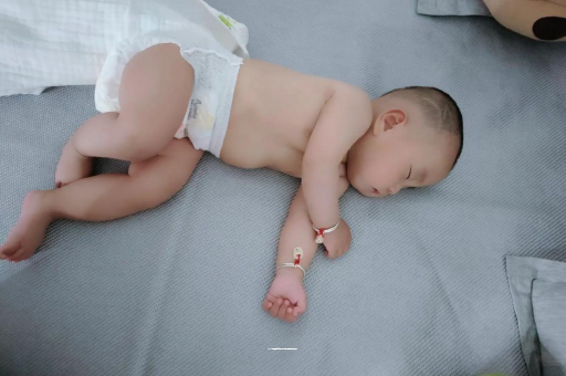 渑池宝宝拍嗝的正确方法 渑池宝宝拍嗝的正确方法